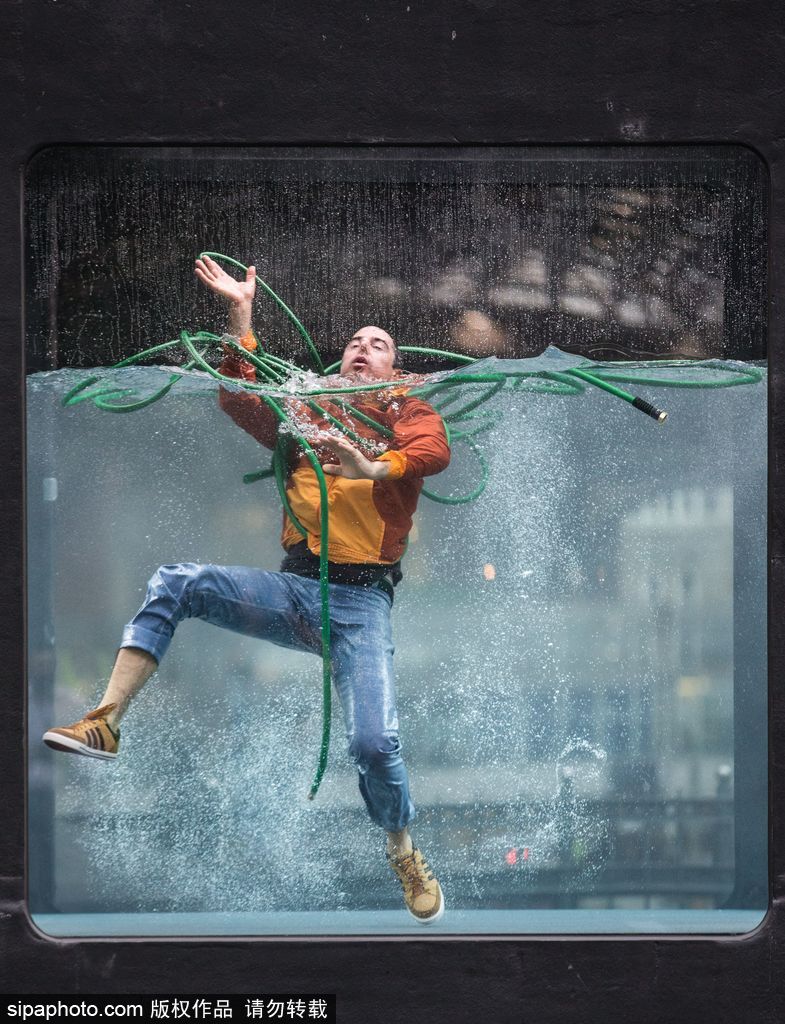 英國：水下表演項目Holoscenes亮相倫敦 所有節目在狹小水缸中完成