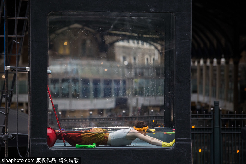 英國：水下表演項目Holoscenes亮相倫敦 所有節目在狹小水缸中完成