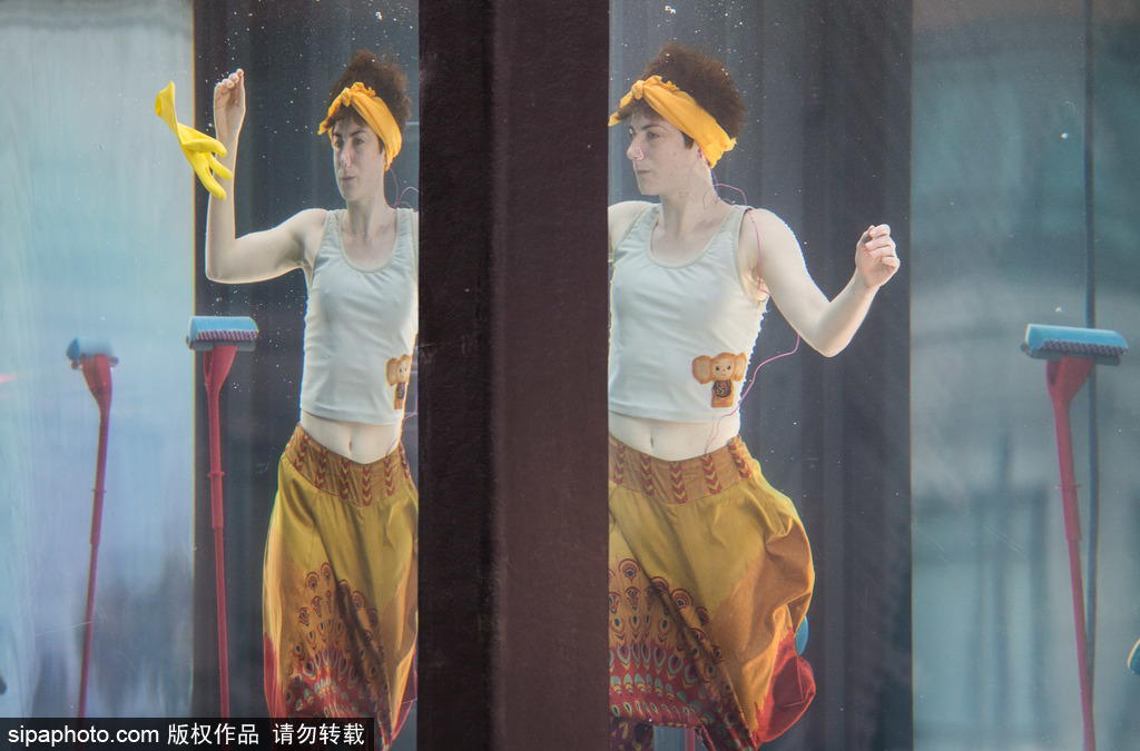 英國(guó)：水下表演項(xiàng)目Holoscenes亮相倫敦 所有節(jié)目在狹小水缸中完成