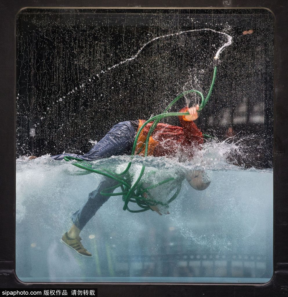 英國：水下表演項目Holoscenes亮相倫敦 所有節(jié)目在狹小水缸中完成