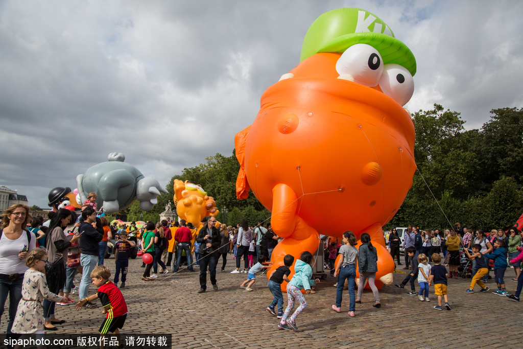 比利時動漫節：帝國士兵霸氣現身地鐵站 各種超萌角色嗨不停