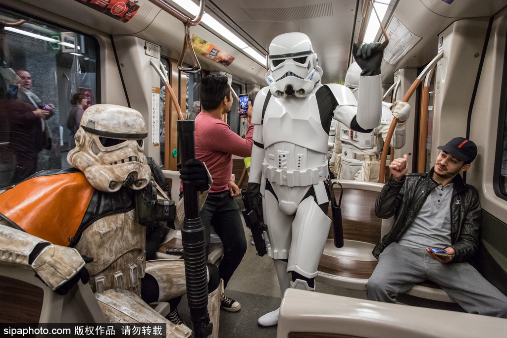 比利時動漫節：帝國士兵霸氣現身地鐵站 各種超萌角色嗨不停