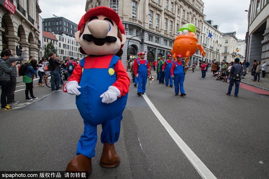 比利時動漫節：帝國士兵霸氣現身地鐵站 各種超萌角色嗨不停