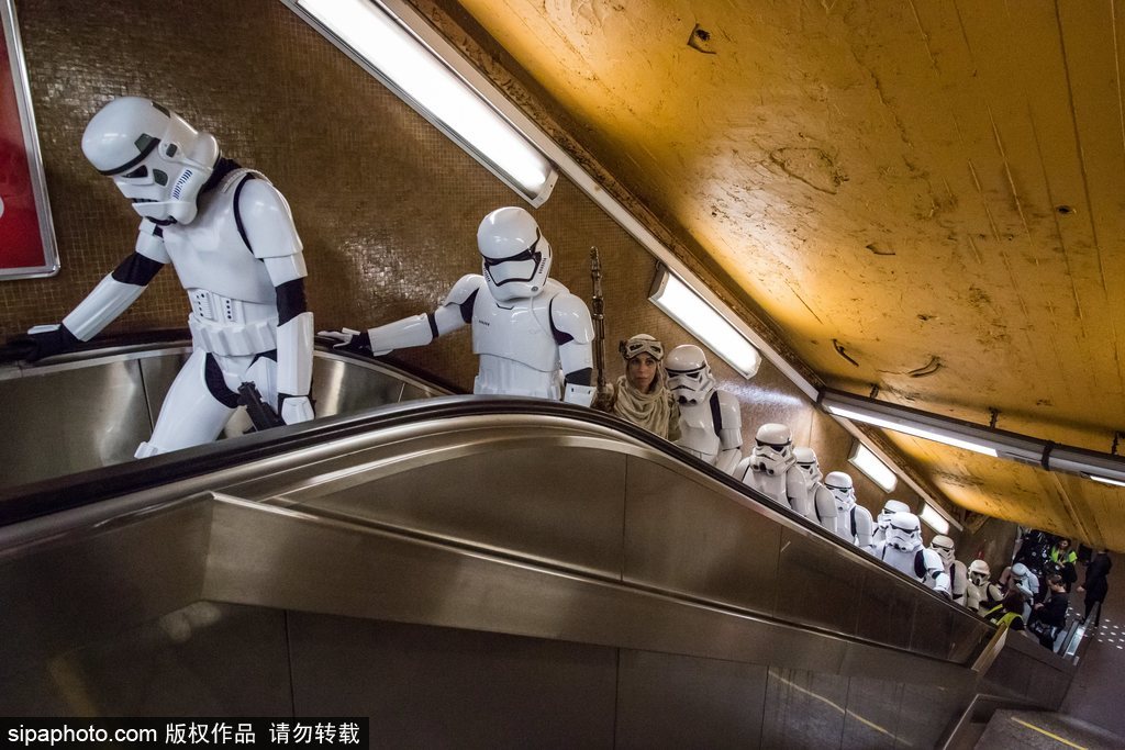 比利時動漫節：帝國士兵霸氣現身地鐵站 各種超萌角色嗨不停