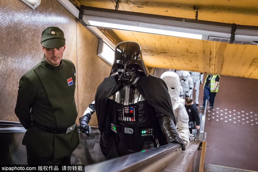 比利時動漫節：帝國士兵霸氣現身地鐵站 各種超萌角色嗨不停