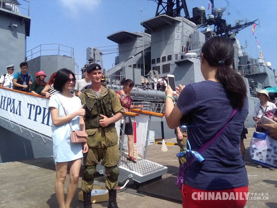 中俄演習(xí)艦艇對外開放 湛江市民排隊(duì)參觀