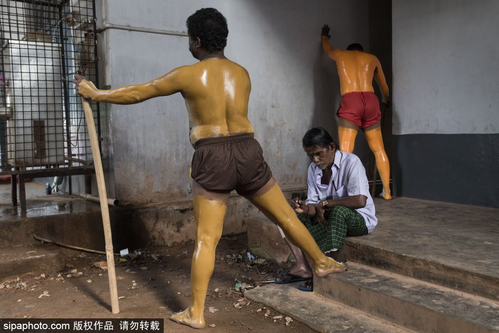 印度傳統(tǒng)虎舞的臺(tái)前幕后 表演者用顏料涂滿(mǎn)全身化身“猛虎”