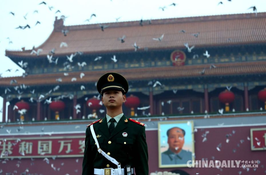 天安門廣場舉行國慶升旗儀式 超過10萬名群眾現場觀看