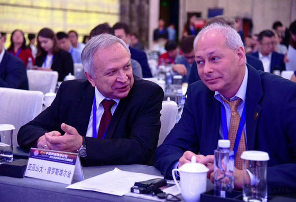 中俄雙方嘉賓和媒體代表陸續(xù)進(jìn)入會場