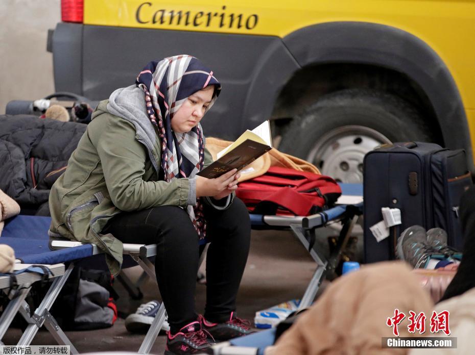 意大利接連地震致數十人傷 受災民眾體育館內避難