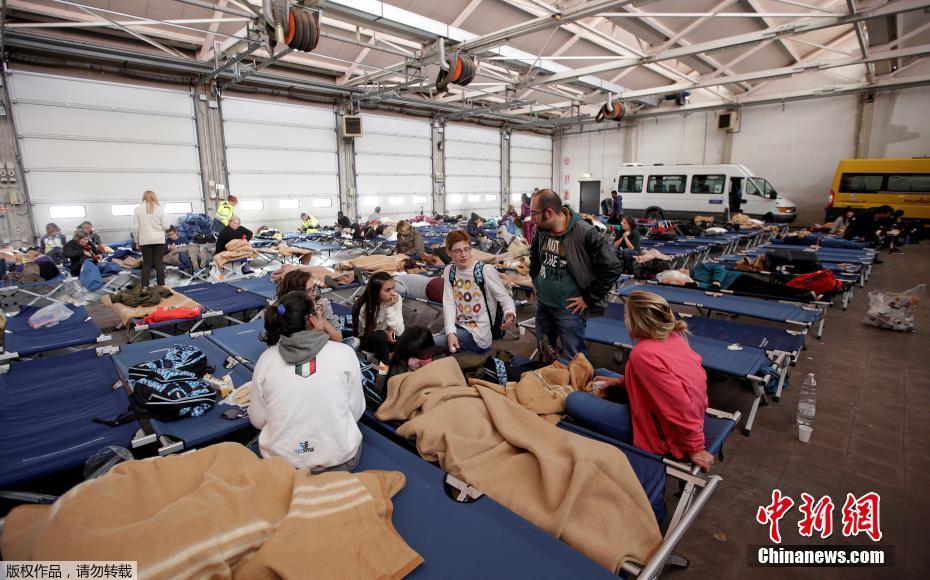 意大利接連地震致數十人傷 受災民眾體育館內避難