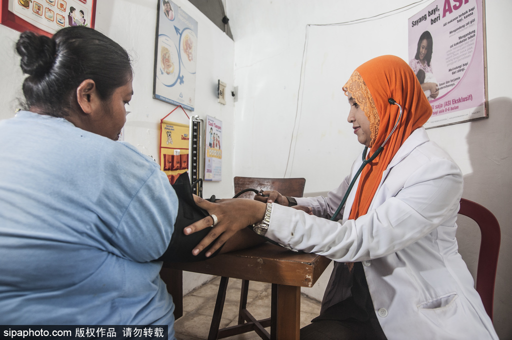 印尼海嘯十年后的災(zāi)民村 圓頂房屋造型奇特成旅游景點