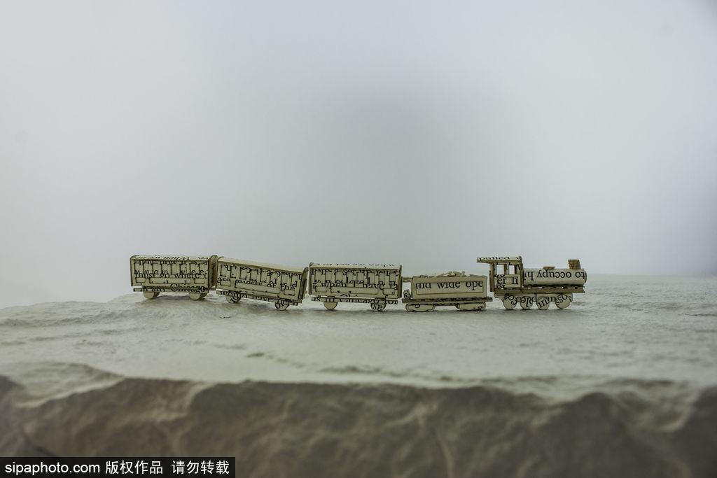 英國設計師打造立體書頁雕塑 重現哈利波特經典場景