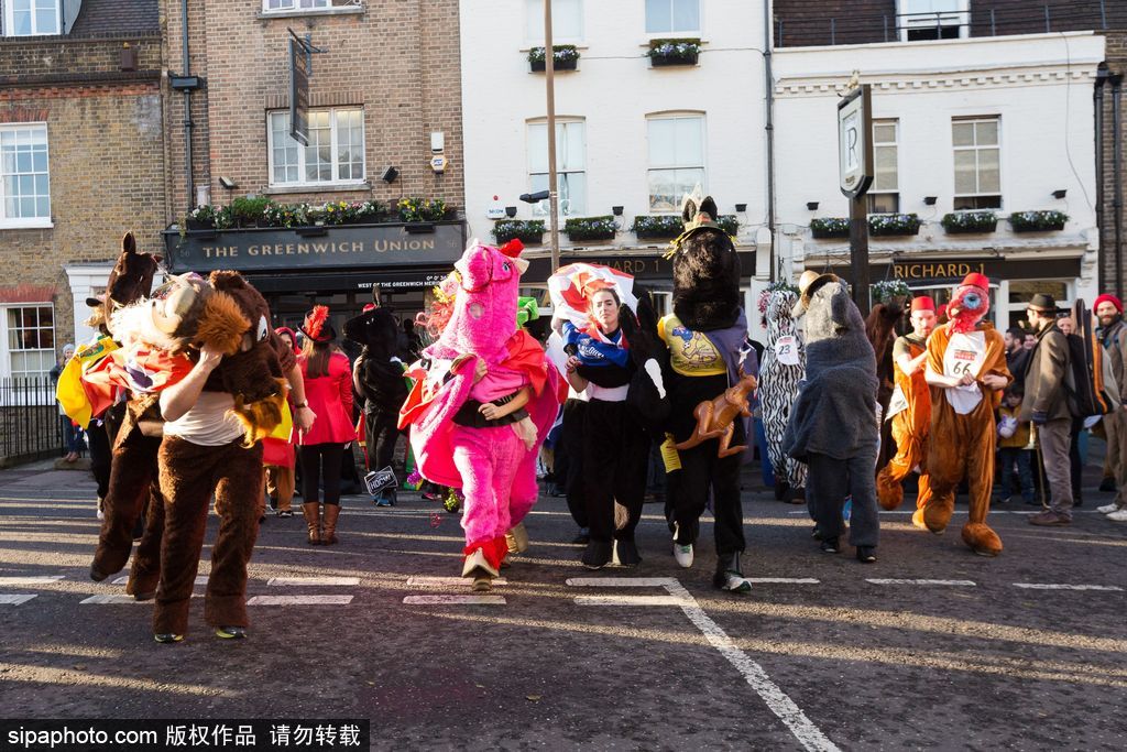 真正的“馬”拉松：英國第7屆啞劇賽馬比賽