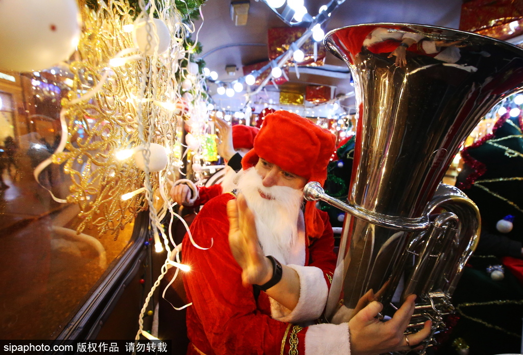 狂歡音樂(lè)巴士現(xiàn)身圣彼得堡 “圣誕老人”一路演奏氣氛超嗨