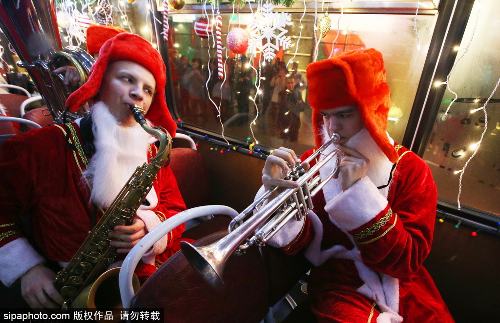 狂歡音樂巴士現身圣彼得堡 “圣誕老人”一路演奏氣氛超嗨
