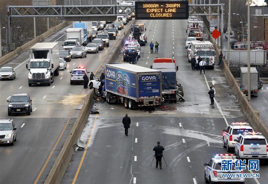 紐約發(fā)生多車(chē)相撞事故(組圖)