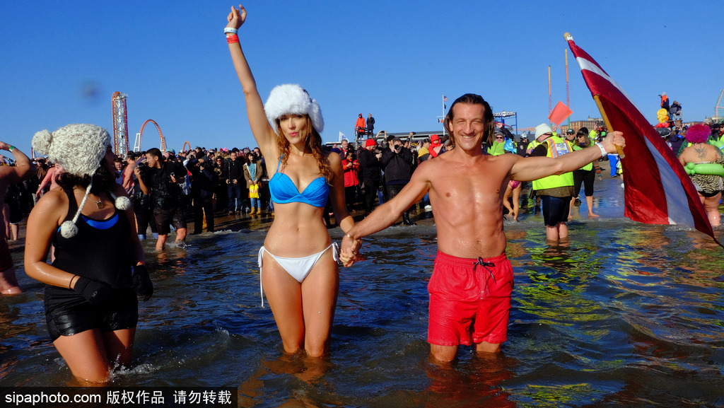 紐約“北極熊冬泳”熱辣來襲 不懼嚴(yán)寒high翻新年