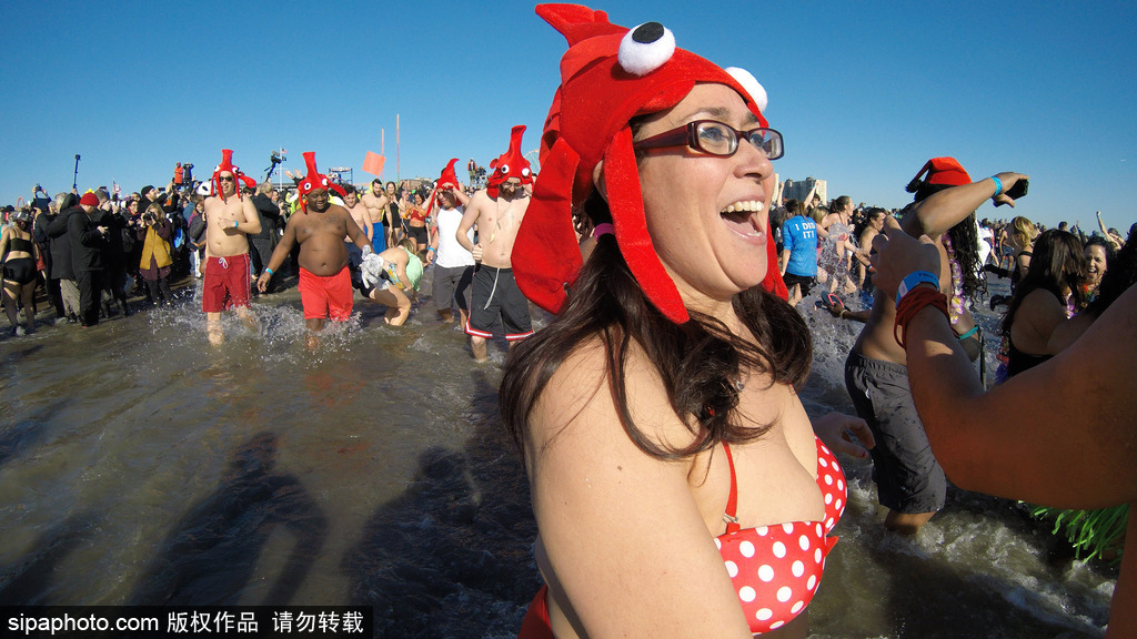 紐約“北極熊冬泳”熱辣來(lái)襲 不懼嚴(yán)寒high翻新年