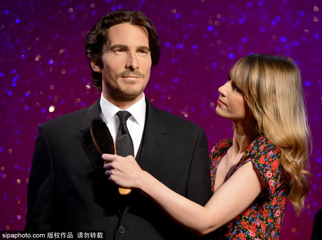 鹿晗蠟像被親掉色？盤點明星VS蠟像大對比