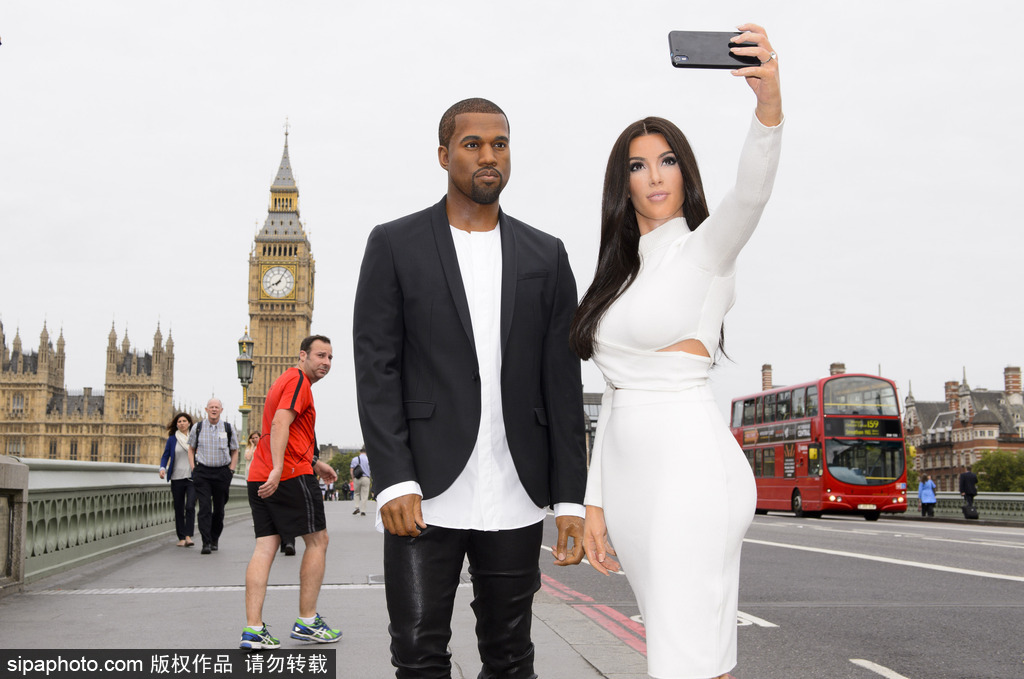 鹿晗蠟像被親掉色？盤點明星VS蠟像大對比