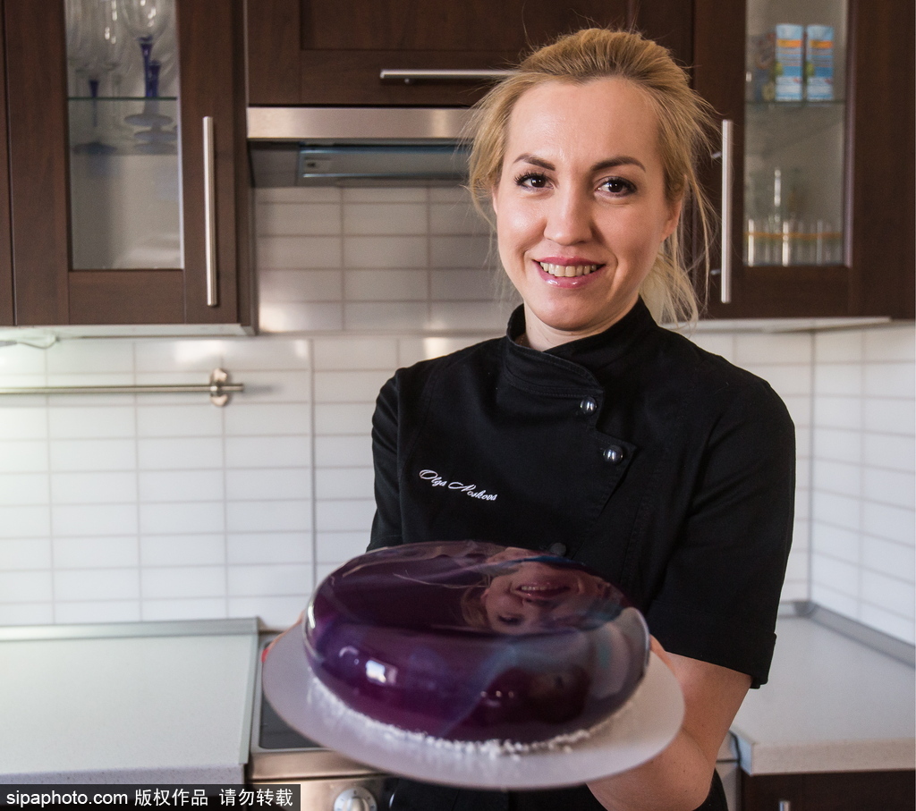太完美！連強迫癥都被這個俄羅斯美女做的鏡面蛋糕治愈了