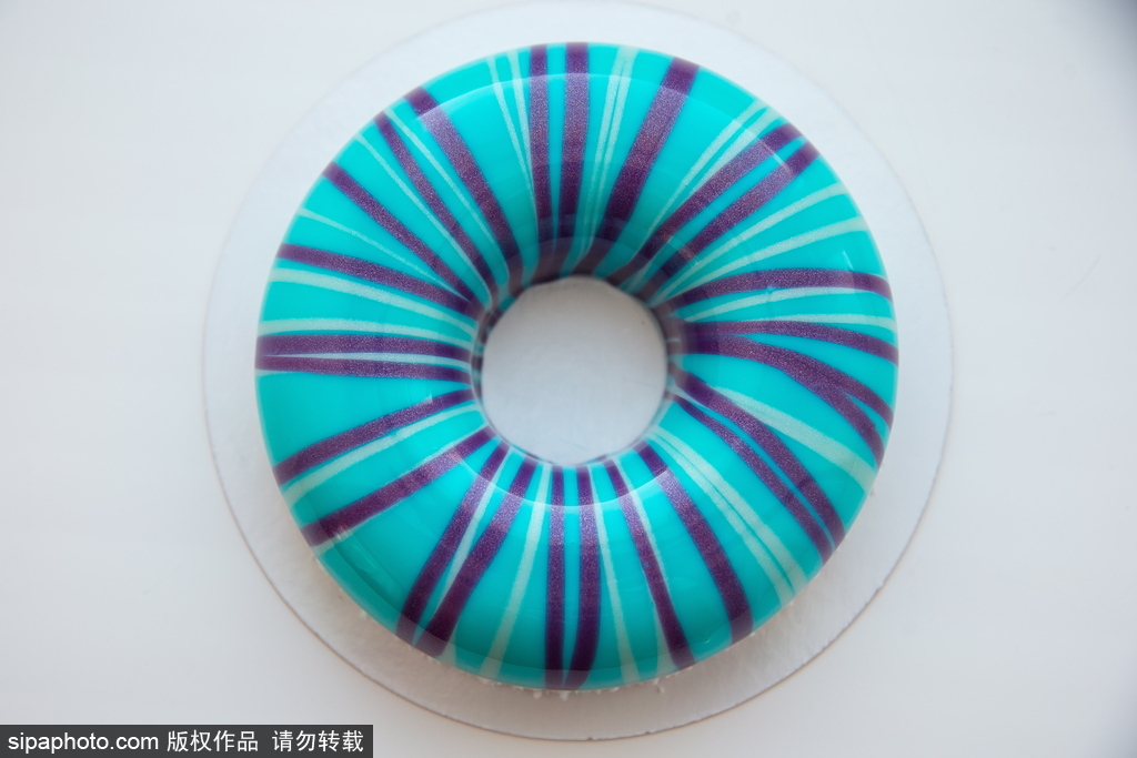 太完美！連強迫癥都被這個俄羅斯美女做的鏡面蛋糕治愈了