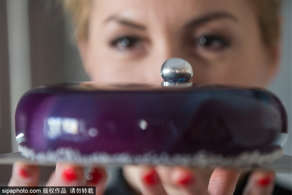 太完美！連強(qiáng)迫癥都被這個(gè)俄羅斯美女做的鏡面蛋糕治愈了