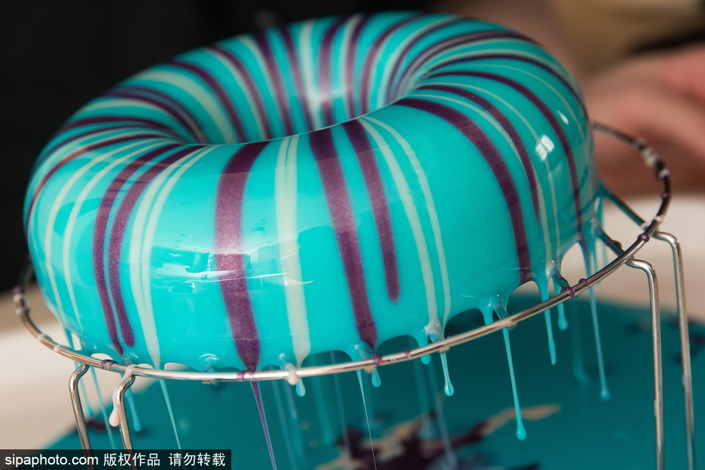 太完美！連強迫癥都被這個俄羅斯美女做的鏡面蛋糕治愈了