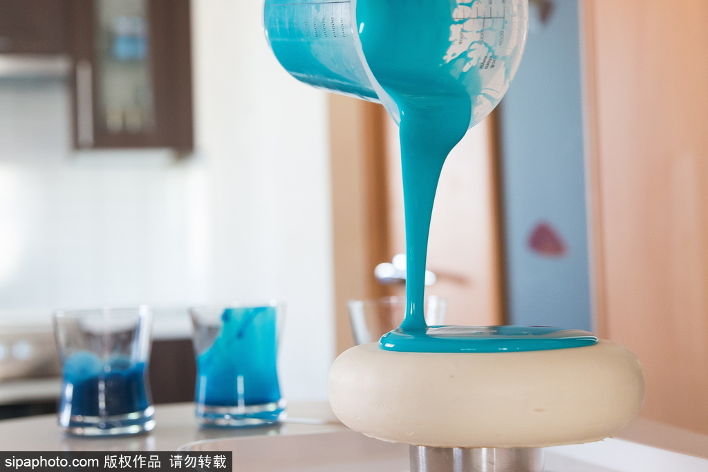 太完美！連強迫癥都被這個俄羅斯美女做的鏡面蛋糕治愈了