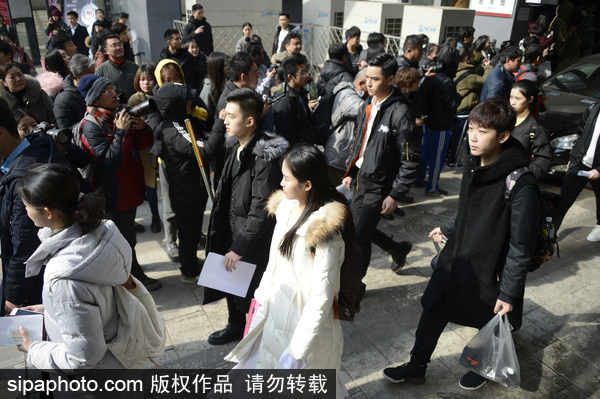 北影藝考復(fù)試現(xiàn)場帥哥美女如云 考生時尚裝備大PK如時裝走秀[組圖]