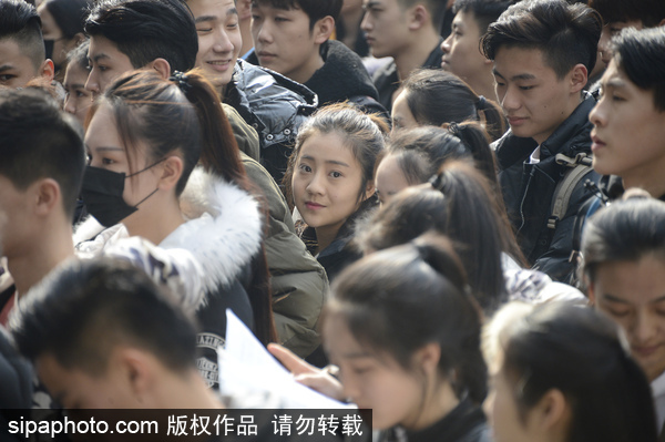 北影藝考復試現場帥哥美女如云 考生時尚裝備大PK如時裝走秀[組圖]