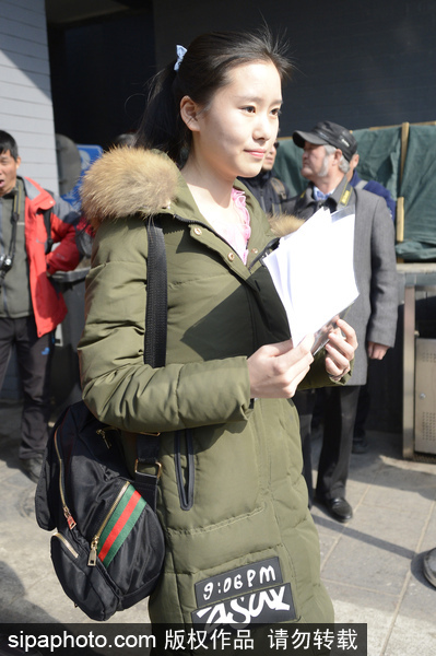 北影藝考復試現場帥哥美女如云 考生時尚裝備大PK如時裝走秀[組圖]