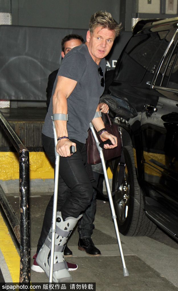 狼叔又患皮膚癌大布摔斷鎖骨 盤點帶傷亮相的明星