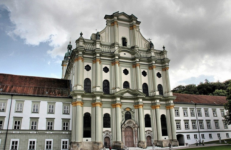 德國修道院現(xiàn)兩具“史上最奢華骷髏”