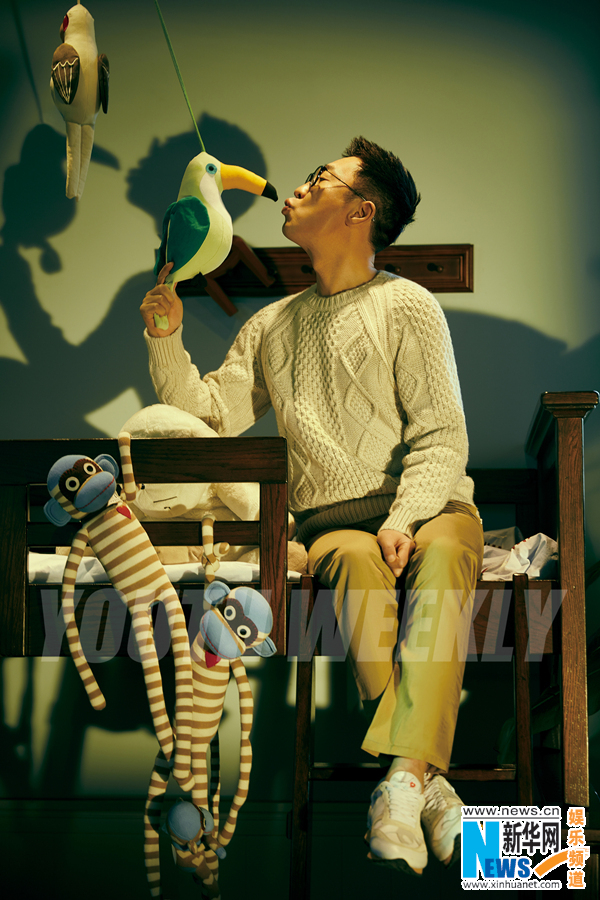 林永健登封面變暖心老爸 賣(mài)萌逗趣親吻玩偶