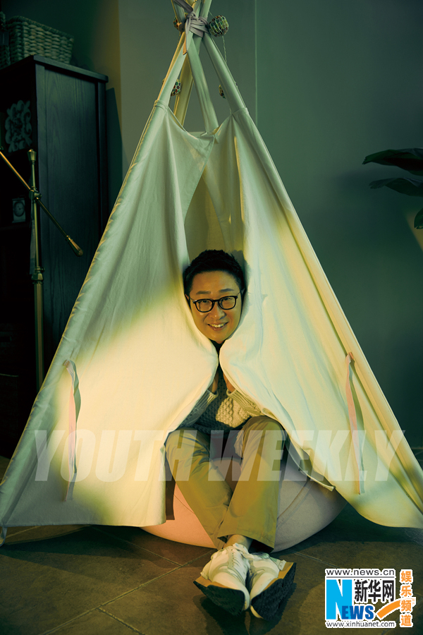 林永健登封面變暖心老爸 賣萌逗趣親吻玩偶