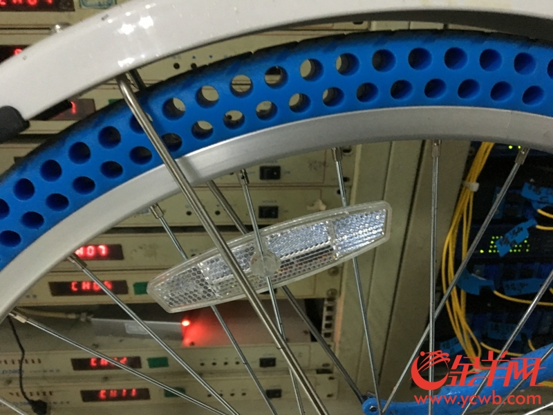 成都共享單車被燒毀 盤點N種被“玩壞”的共享單車