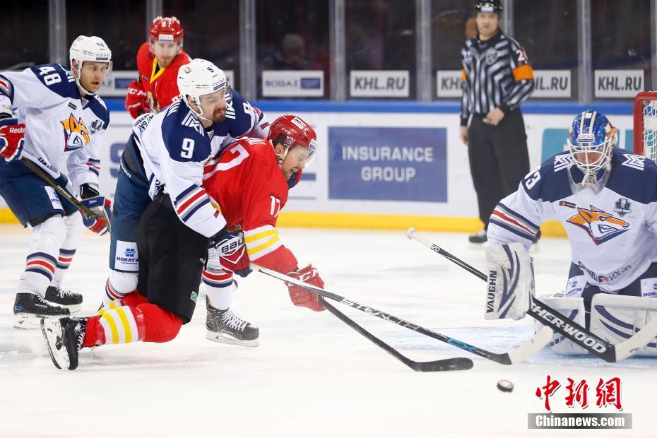 北京五棵松上演KHL冰球聯(lián)賽 英達(dá)現(xiàn)身觀賽（組圖）