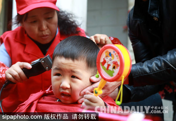 安徽合肥：二月二娃娃“剃龍頭”萌態百出（組圖）