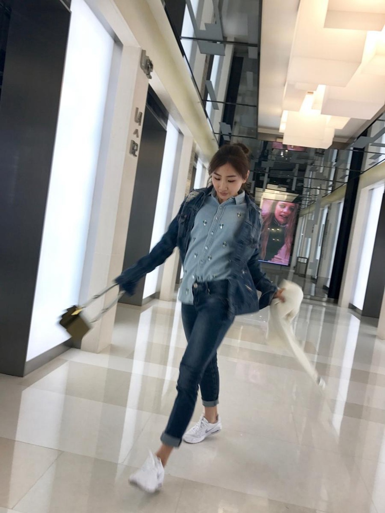 “蹦床公主”何雯娜曬潮范兒私照 網(wǎng)友：走路帶風(fēng)！（圖）