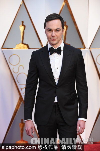 第89屆奧斯卡頒獎典禮紅毯：“謝耳朵”吉姆-帕森斯帥氣亮相
