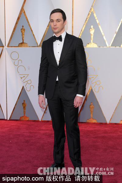第89屆奧斯卡頒獎典禮紅毯：“謝耳朵”吉姆-帕森斯帥氣亮相