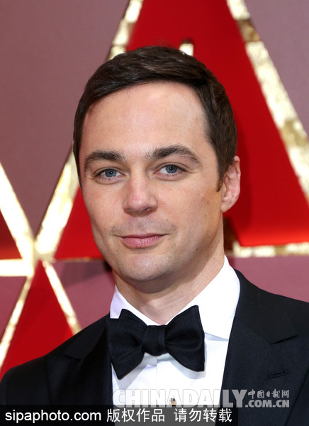 第89屆奧斯卡頒獎(jiǎng)典禮紅毯：“謝耳朵”吉姆-帕森斯帥氣亮相