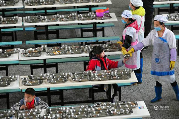 最大農(nóng)村寄宿小學(xué) 近千人靠“剪刀石頭布”打飯