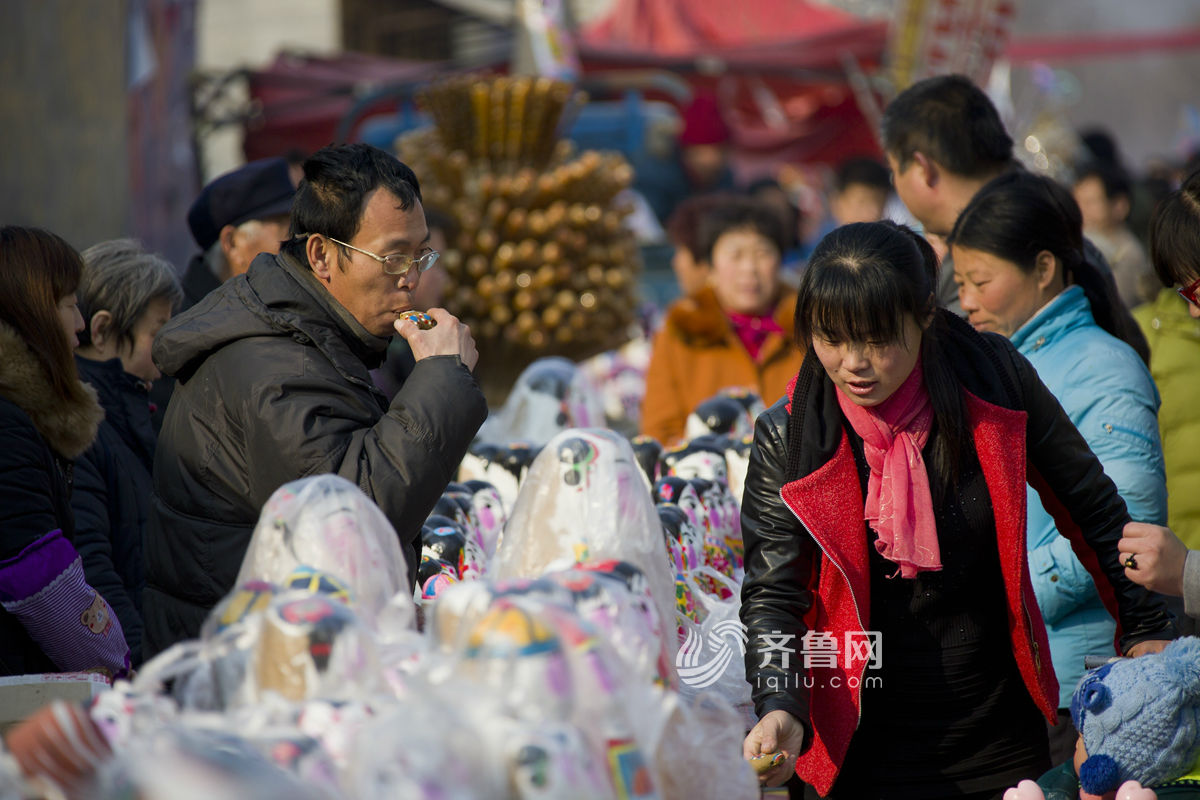 感受非遺文化 山東火把李廟會泥塑娃娃當主角[組圖]