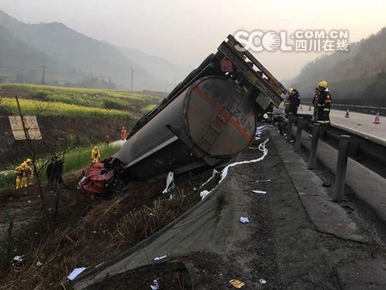 綿廣高速32噸甲醇罐車側(cè)翻 司機(jī)當(dāng)場(chǎng)死亡（圖）