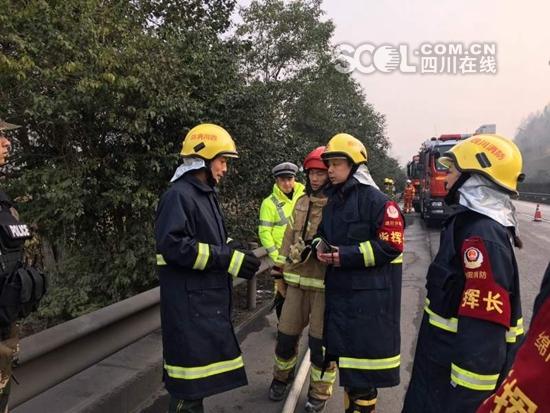 綿廣高速32噸甲醇罐車側(cè)翻 司機(jī)當(dāng)場(chǎng)死亡（圖）