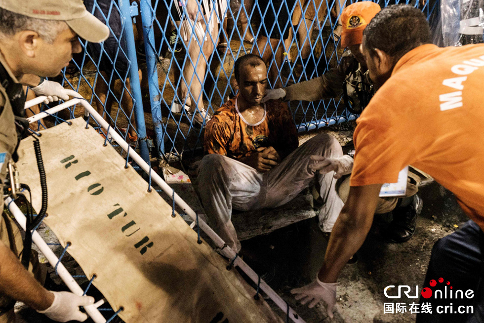 巴西里約狂歡節(jié)花車失控撞向人群 至少八人受傷