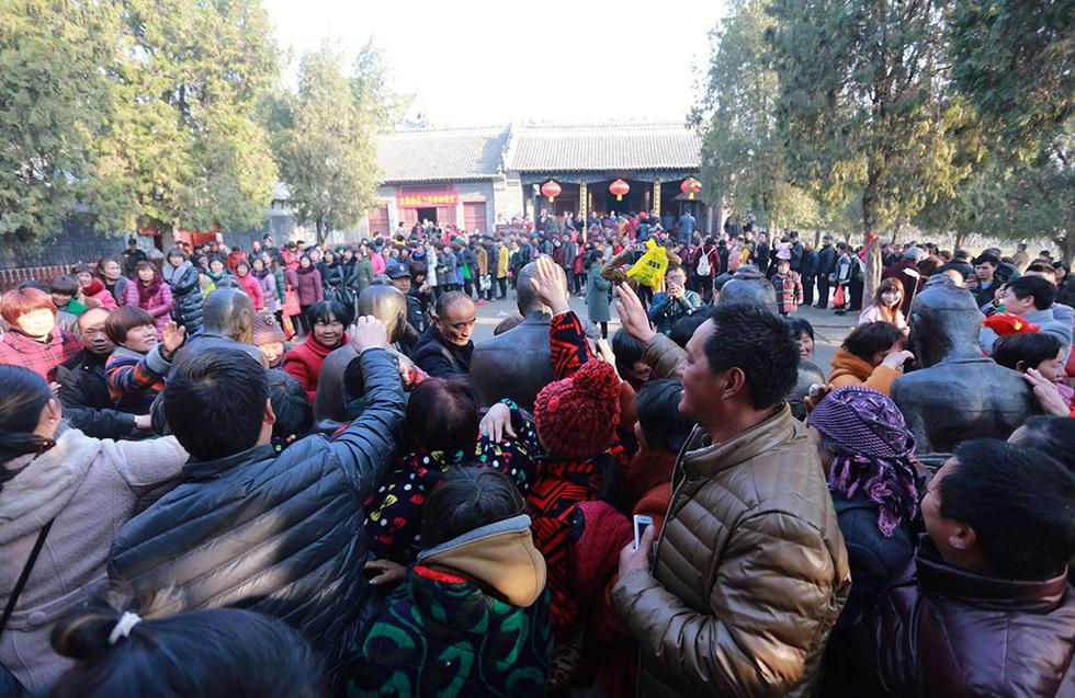 河南周口香客排長隊(duì)“打秦檜”消災(zāi)